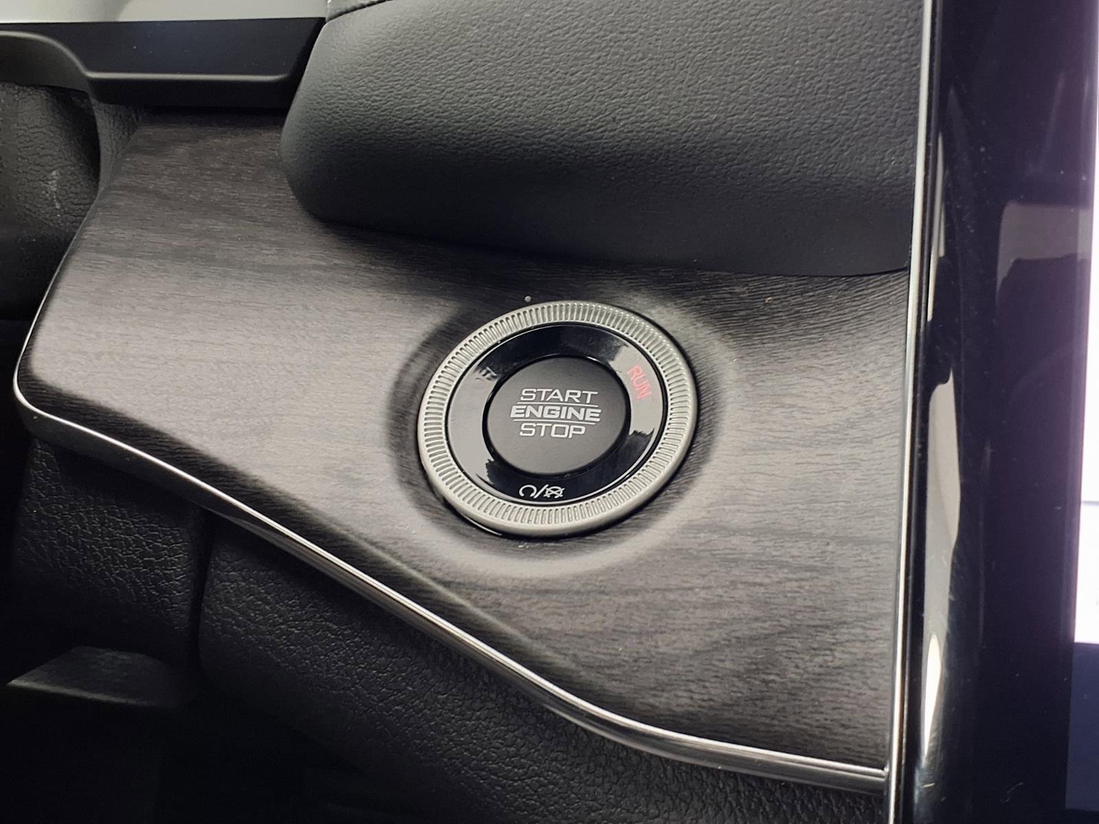 Used 2024 Jeep Grand Cherokee Overland w/ Luxury Tech Group IV image 13