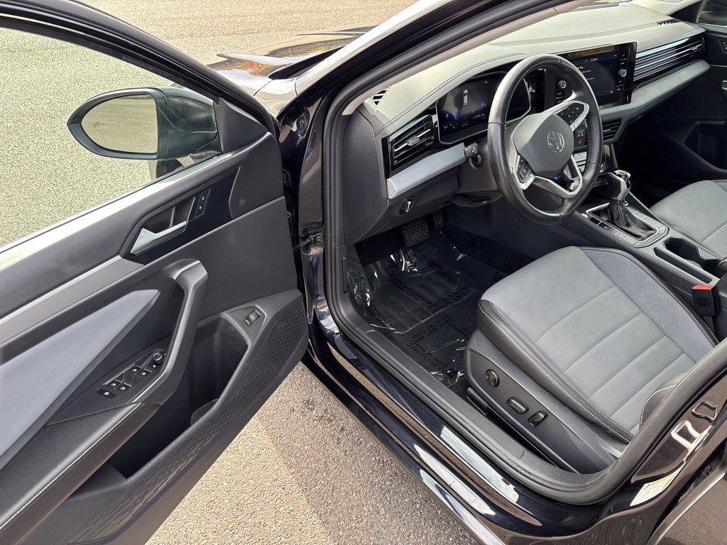 Used 2025 Volkswagen Jetta SE FWD image 35