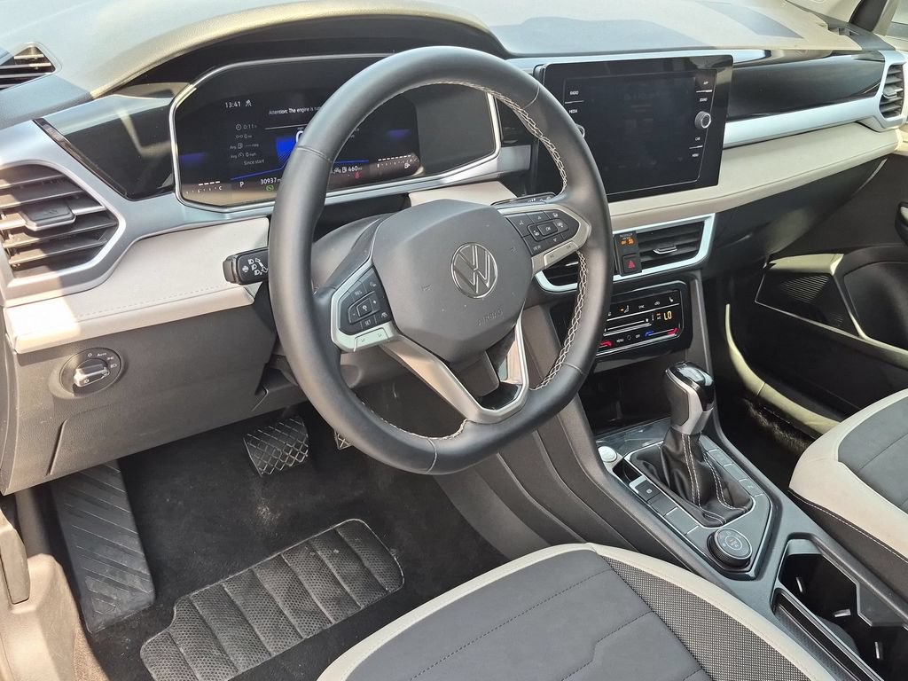 Used 2025 Volkswagen Taos SE AWD/4WD image 15