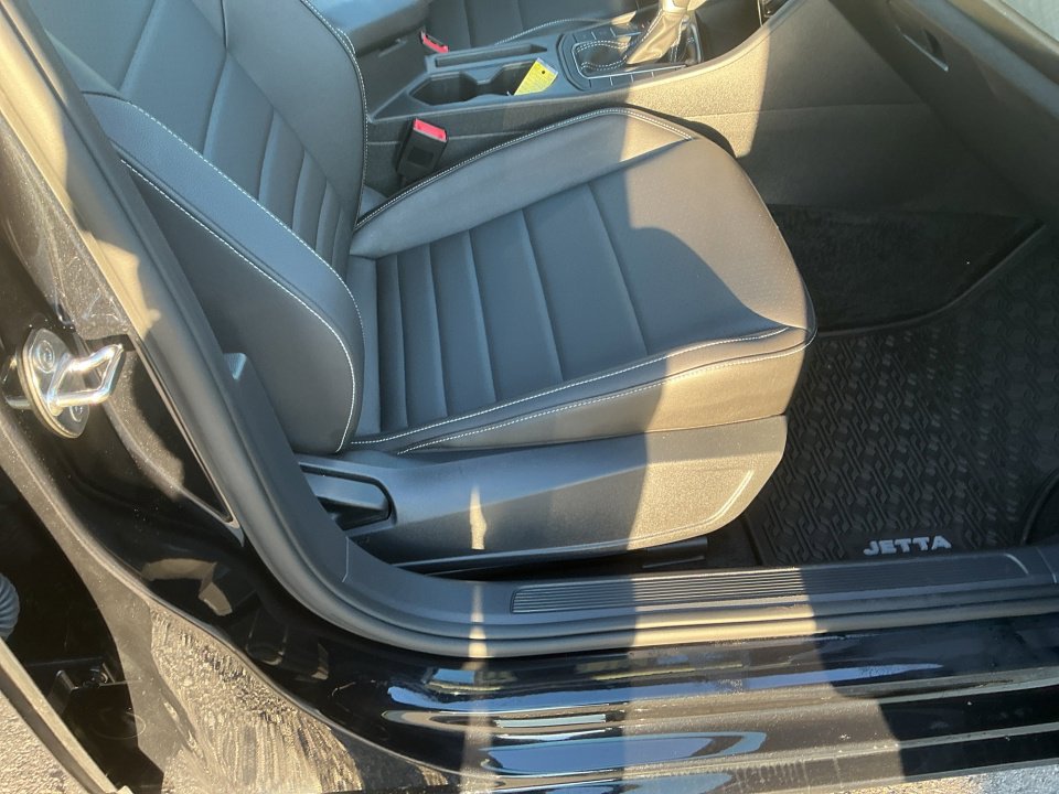 Certified 2022 Volkswagen Jetta SE image 32