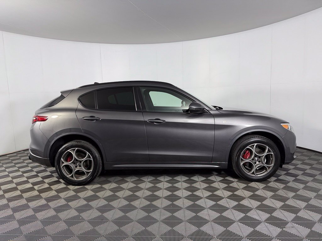Used 2023 Alfa Romeo Stelvio Ti AWD/4WD image 6