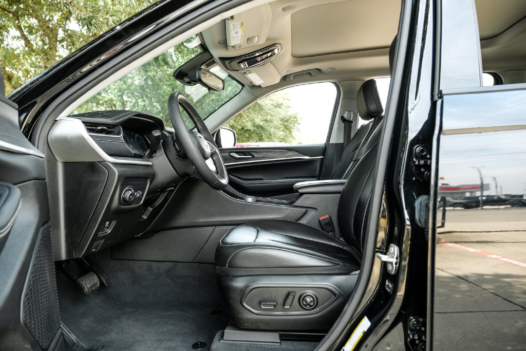 Used 2023 Jeep Grand Cherokee L Limited AWD/4WD image 43