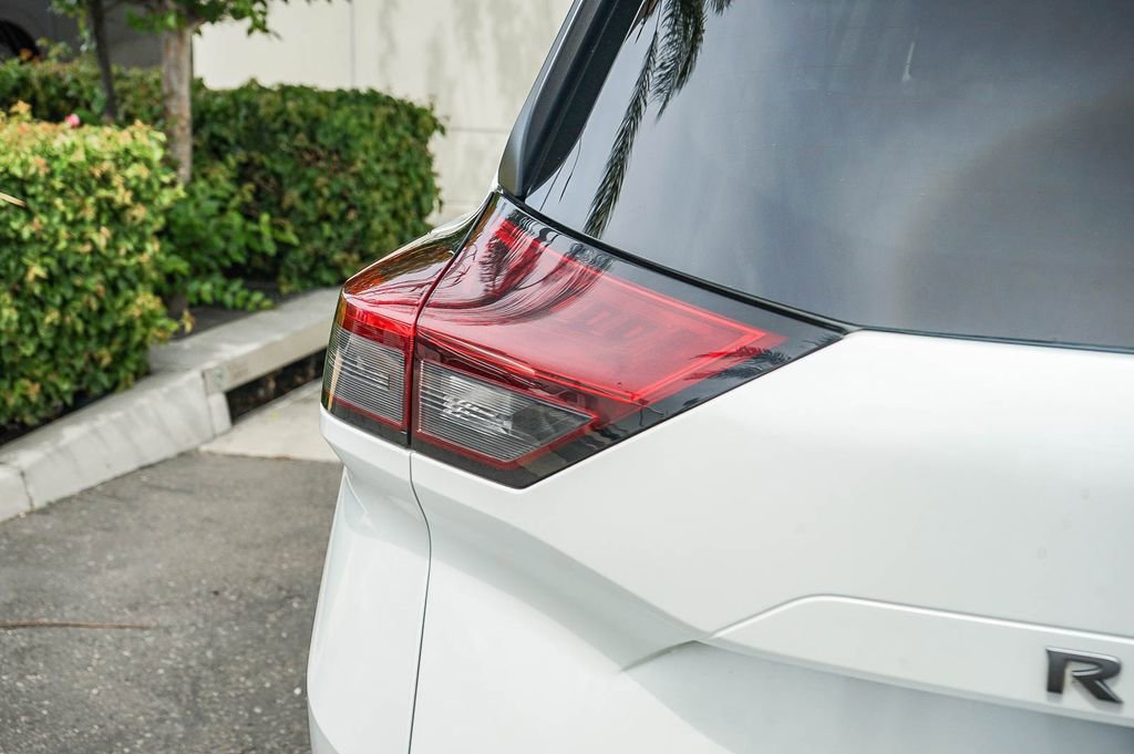 Used 2024 Nissan Rogue SV image 7