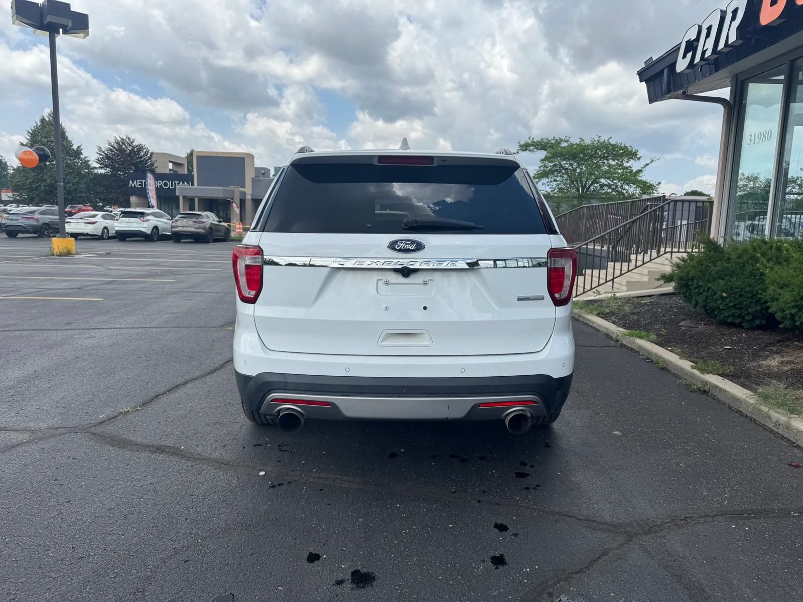 Used 2016 Ford Explorer XLT FWD image 3