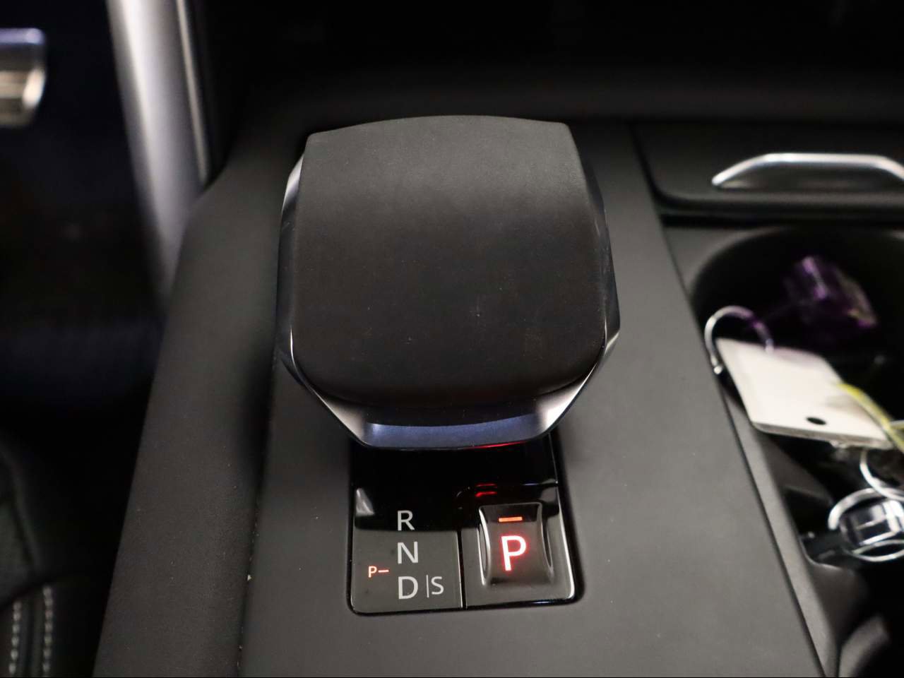 Used 2024 Land Rover Discovery Dynamic SE image 9