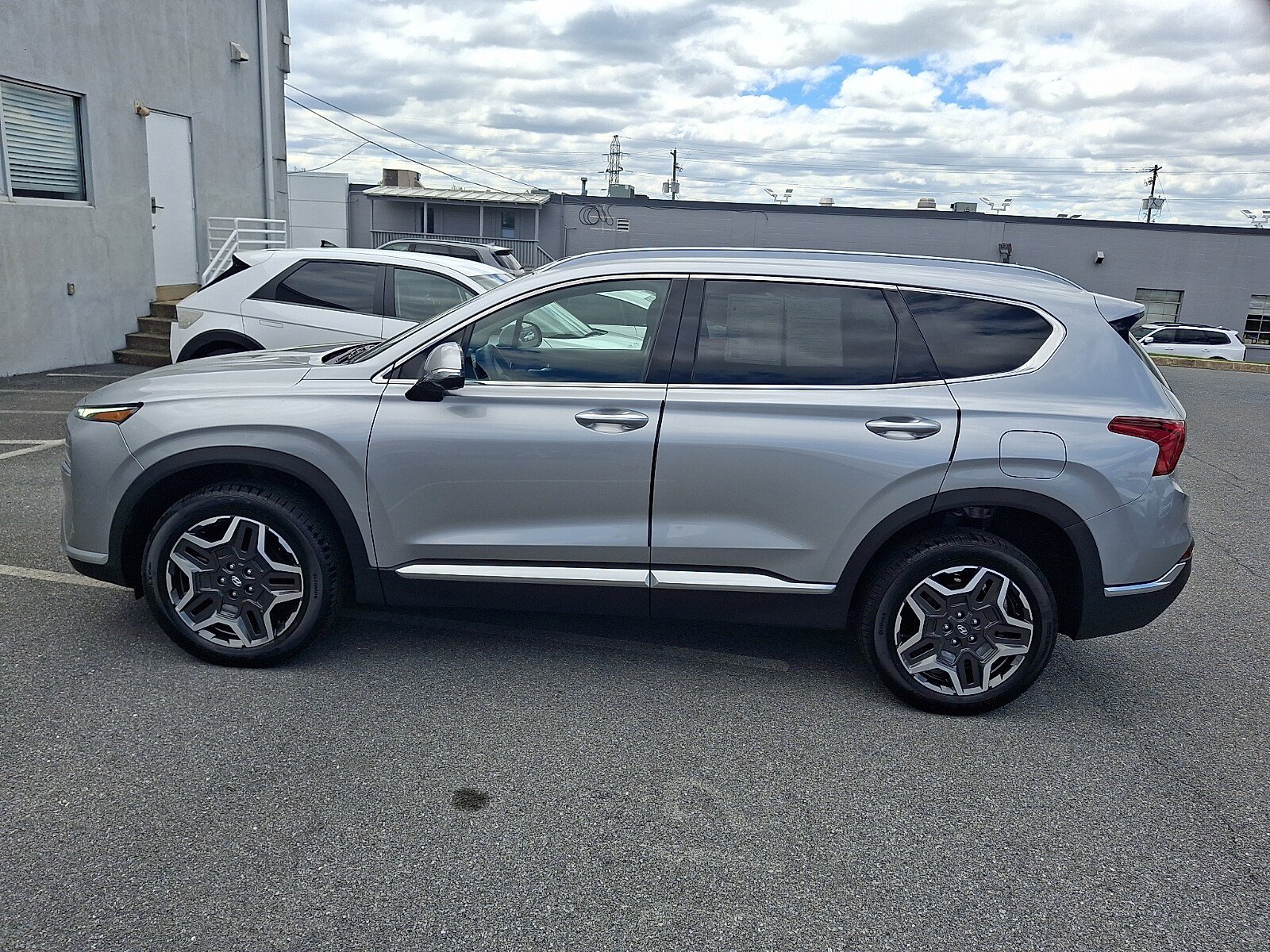 Certified 2023 Hyundai Santa Fe Limited w/ Cargo Package AWD/4WD image 9