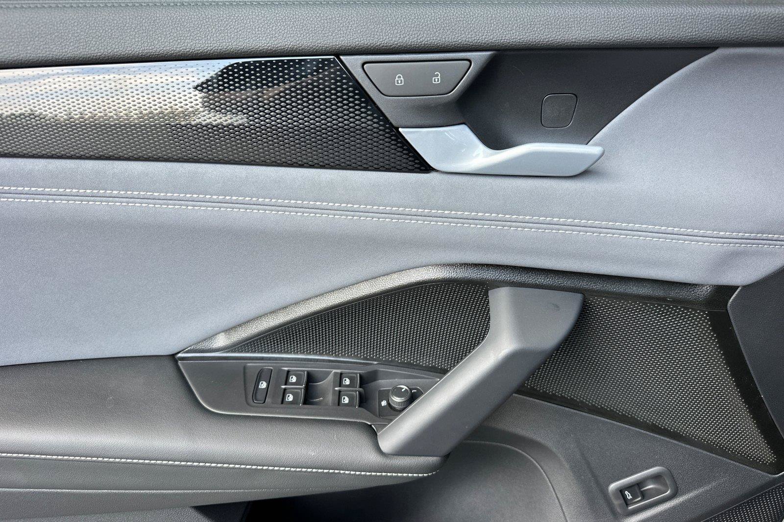 New 2026 Volkswagen Tiguan SE R-Line FWD image 10