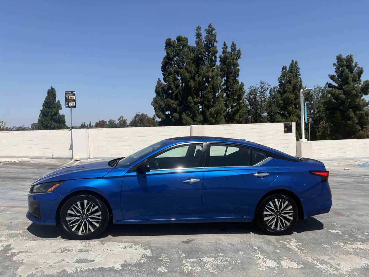 Used 2025 Nissan Altima 2.5 SV FWD image 7