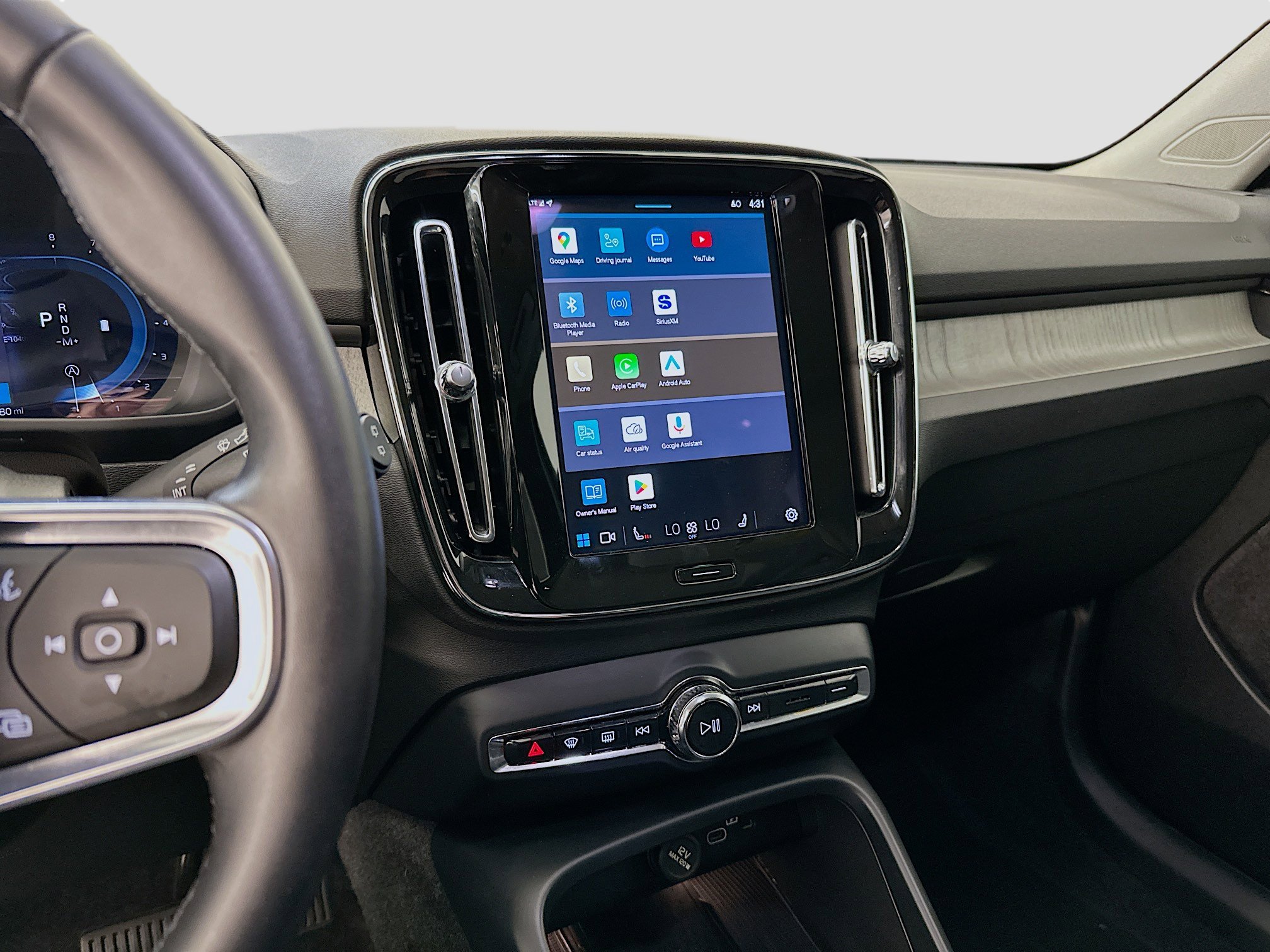 Used 2025 Volvo XC40 B5 Plus image 26