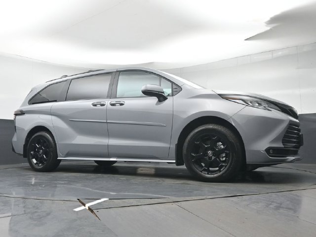 Used 2025 Toyota Sienna XLE Woodland Edition AWD/4WD image 43