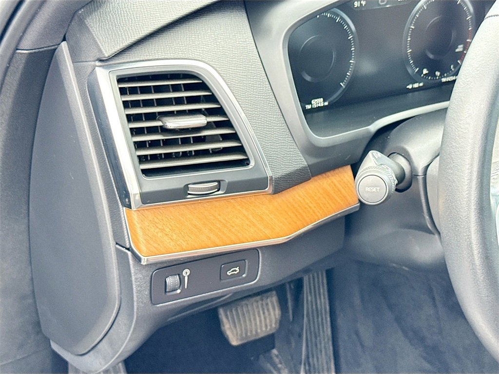 Used 2022 Volvo XC90 T6 Momentum image 11