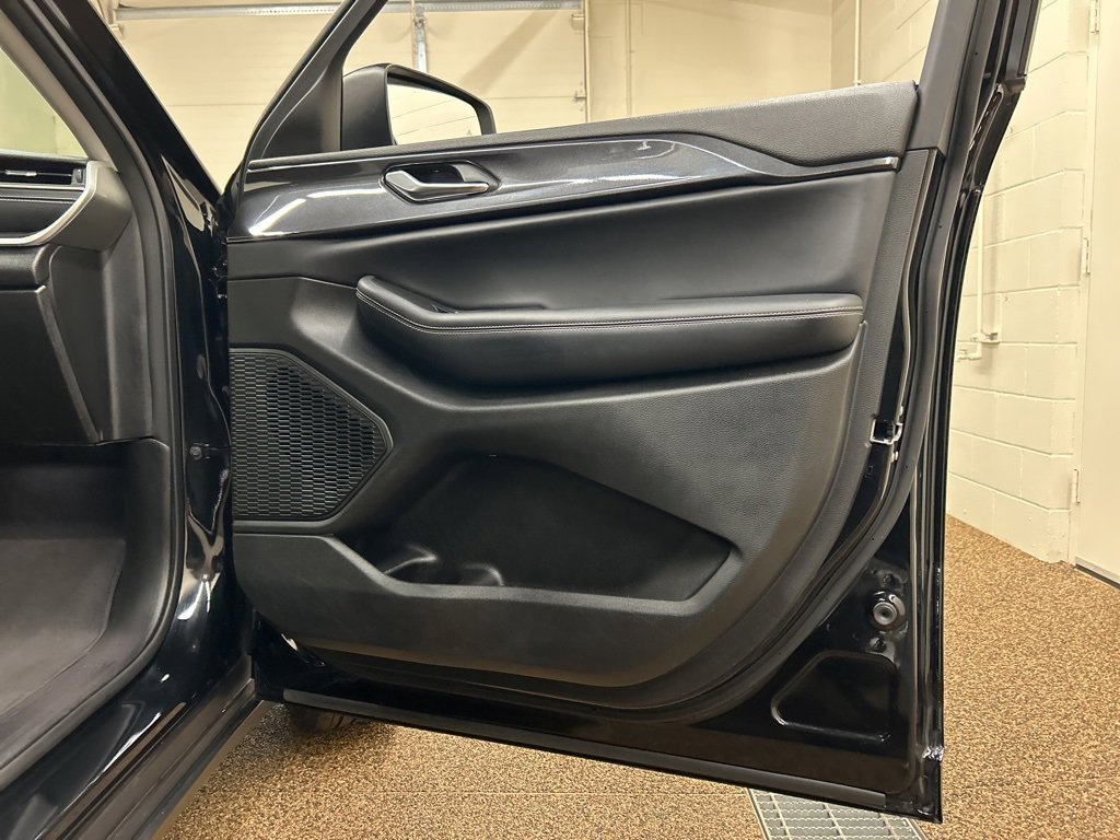 Used 2023 Jeep Grand Cherokee Laredo w/ Luxury Tech Group I image 15