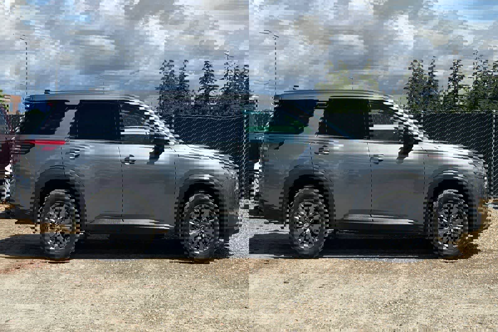 Used 2025 Nissan Pathfinder S image 9