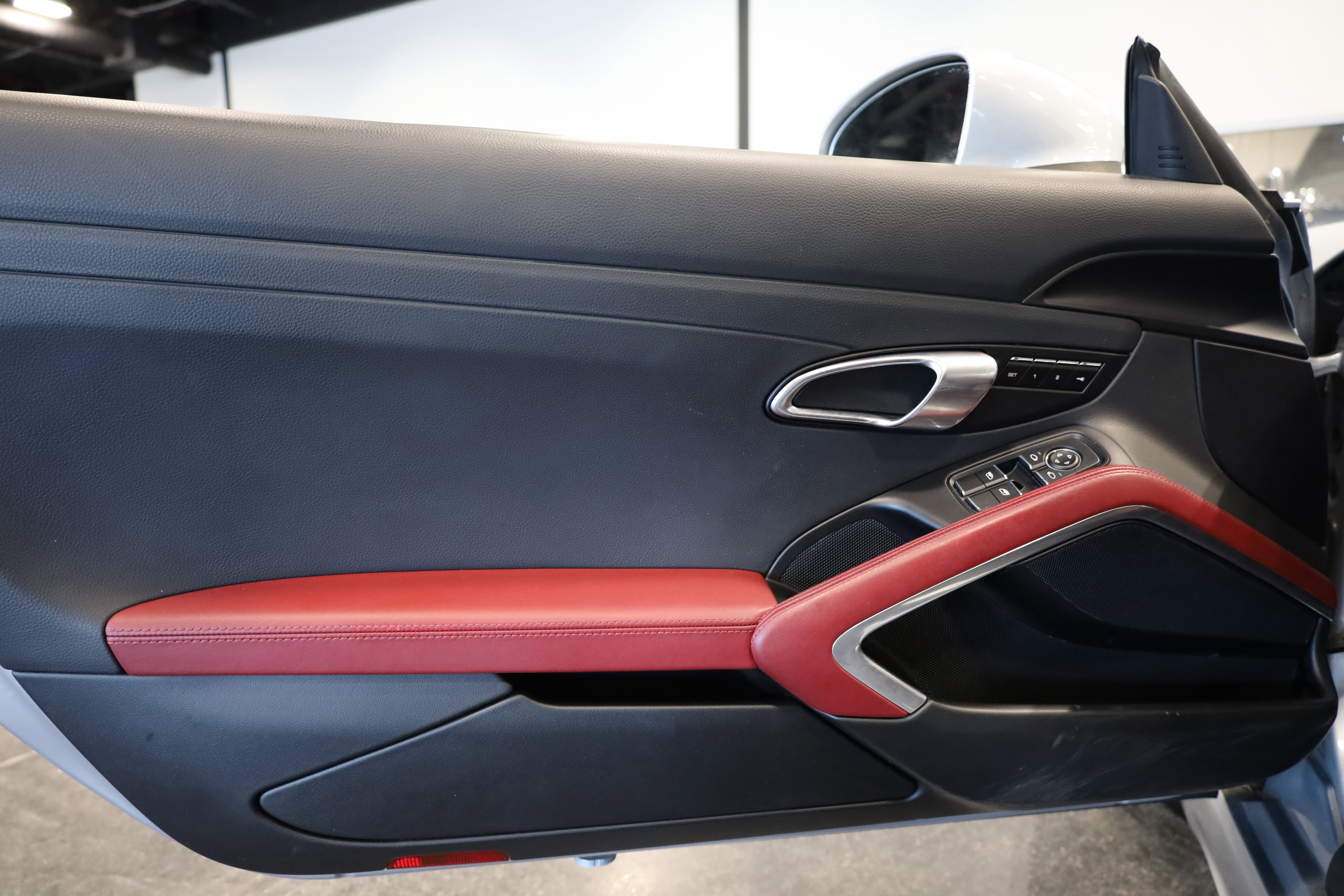 Used 2018 Porsche 718 Cayman S image 14