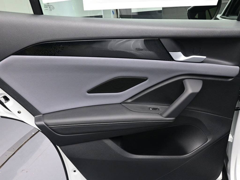 Used 2025 Volkswagen Tiguan SE image 24