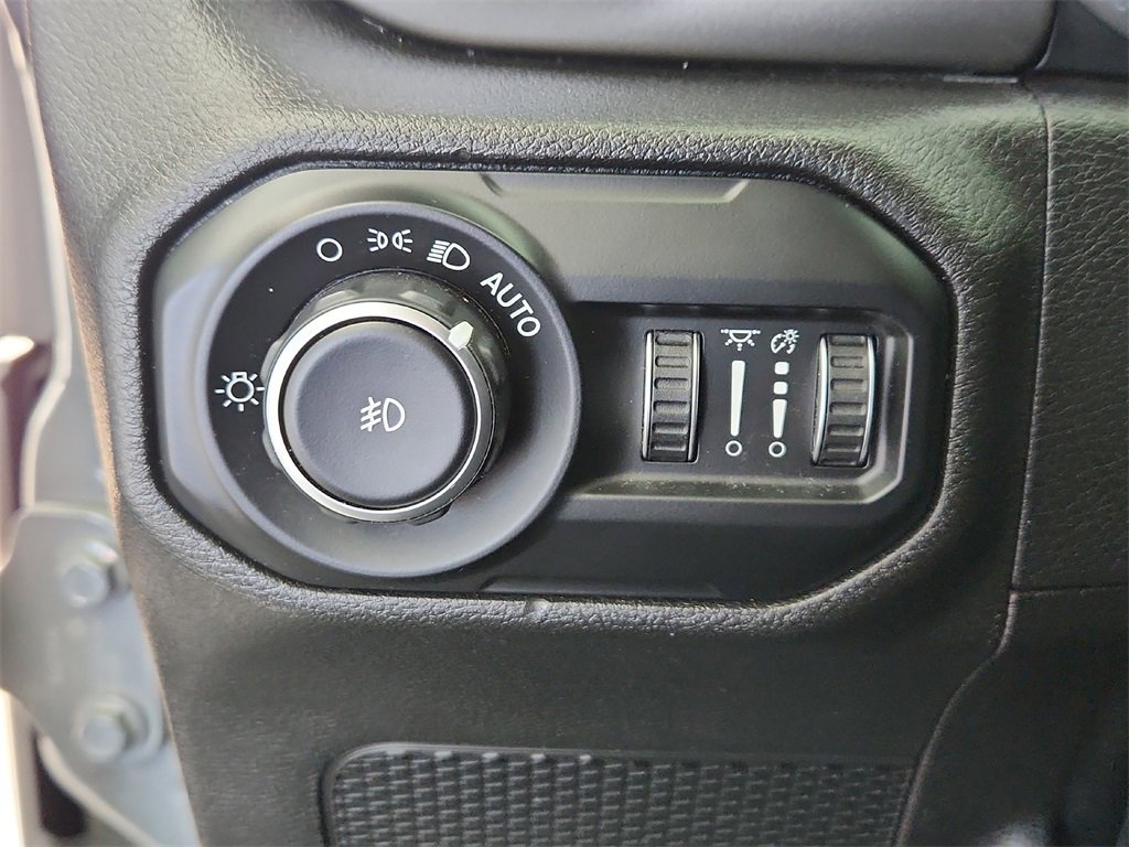 Used 2018 Jeep Wrangler Unlimited Sahara w/ Uconnect 4C Nav & Sound Group image 31