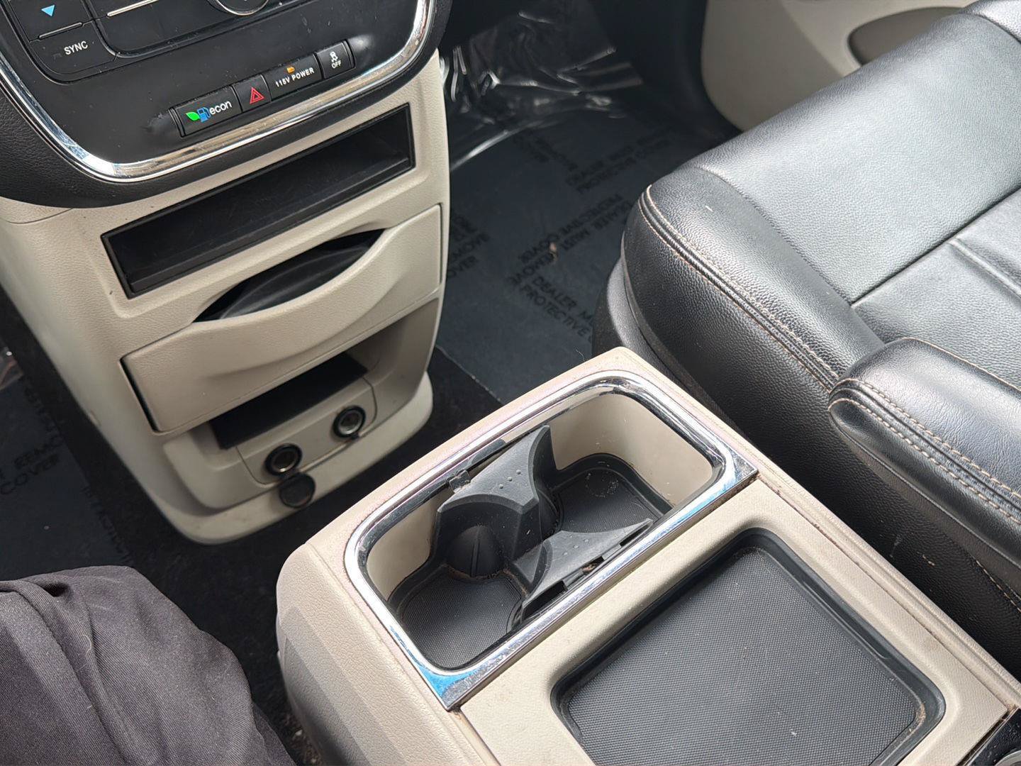 Used 2014 Chrysler Town & Country Touring FWD image 7