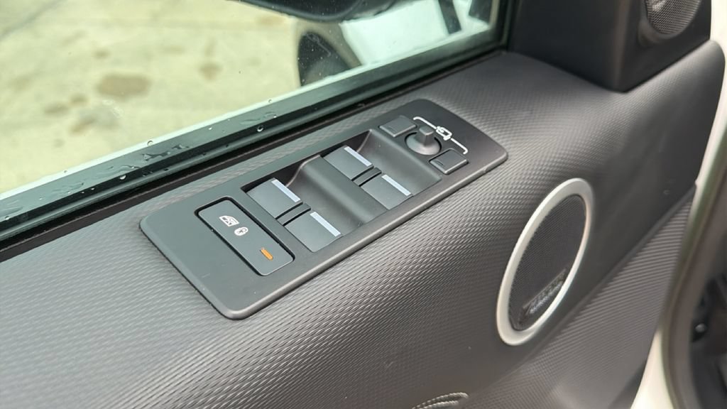 Used 2023 Land Rover Discovery Metropolitan Edition AWD/4WD image 11