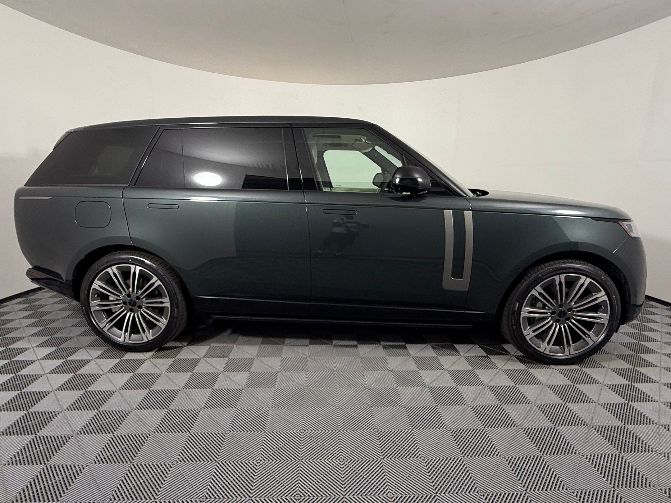 New 2026 Land Rover Range Rover Long Wheelbase SE AWD/4WD image 8