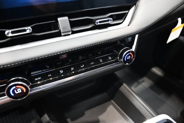 New 2027 Chevrolet Equinox LT w/ Convenience Package II FWD image 17