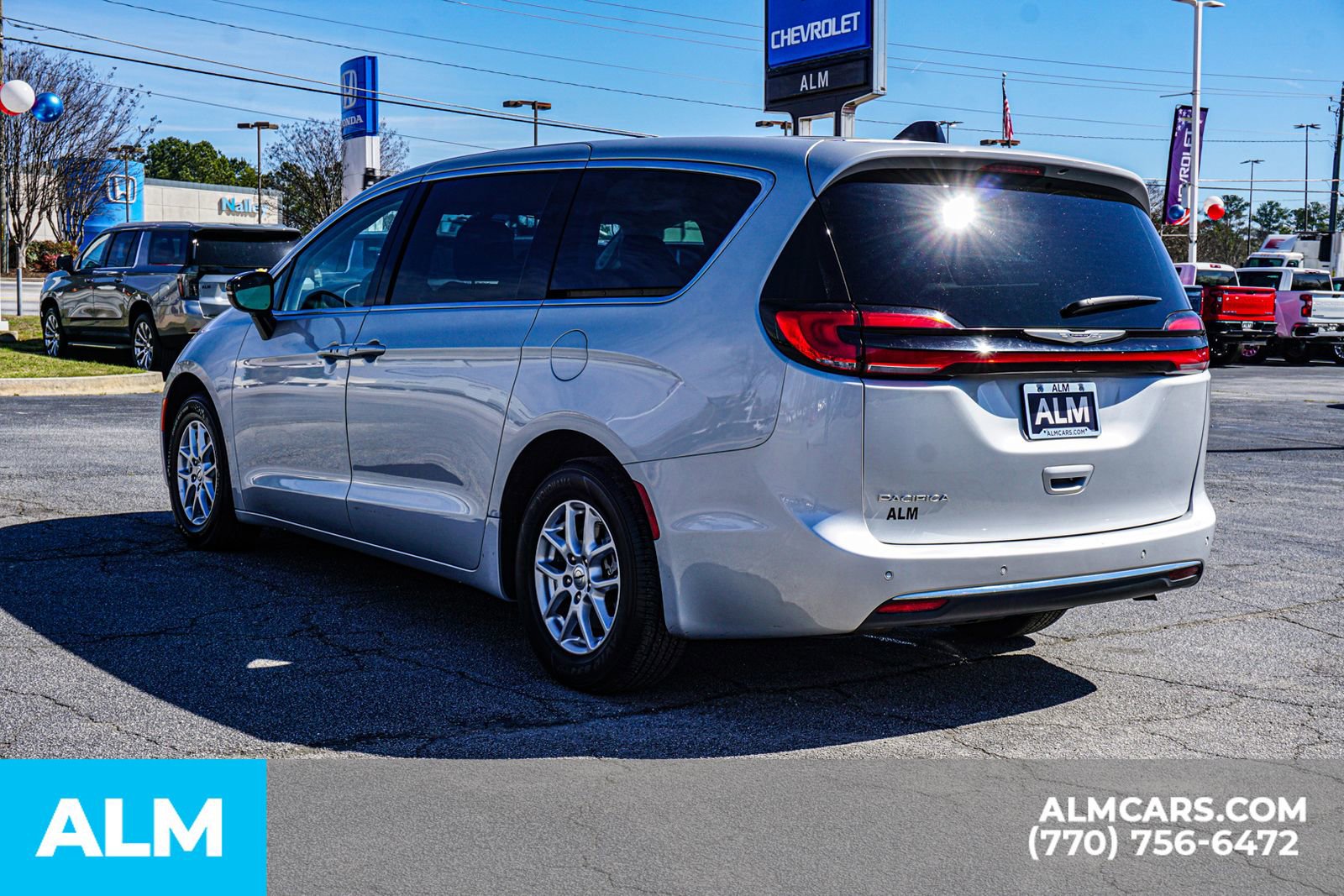 Used 2024 Chrysler Pacifica Touring-L image 8