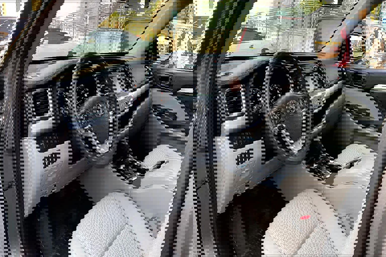 Used 2017 Toyota Highlander LE image 15