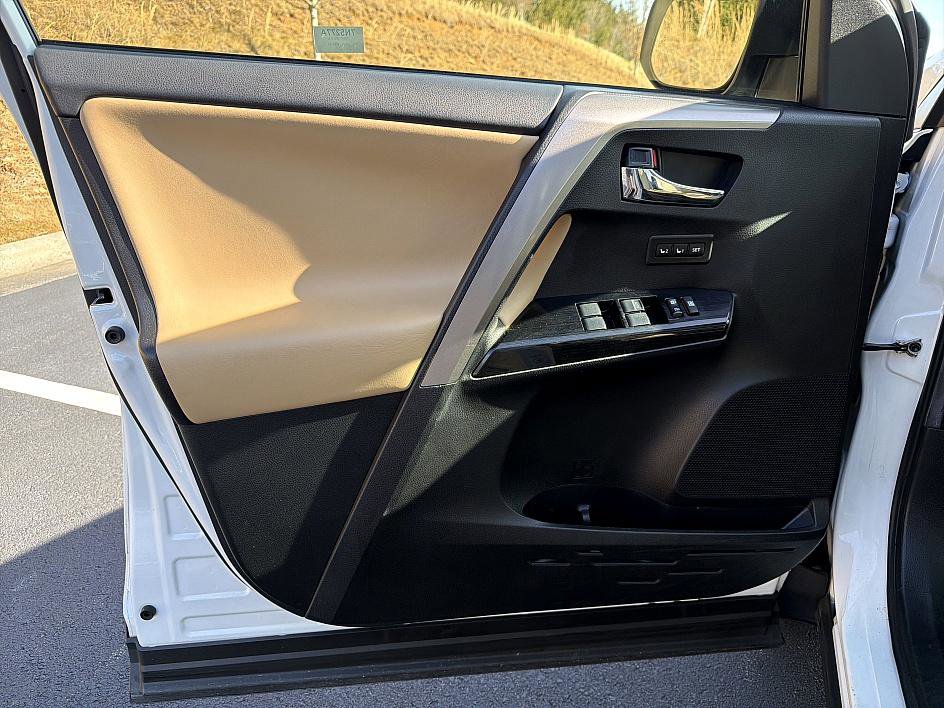 Used 2018 Toyota RAV4 Limited image 9