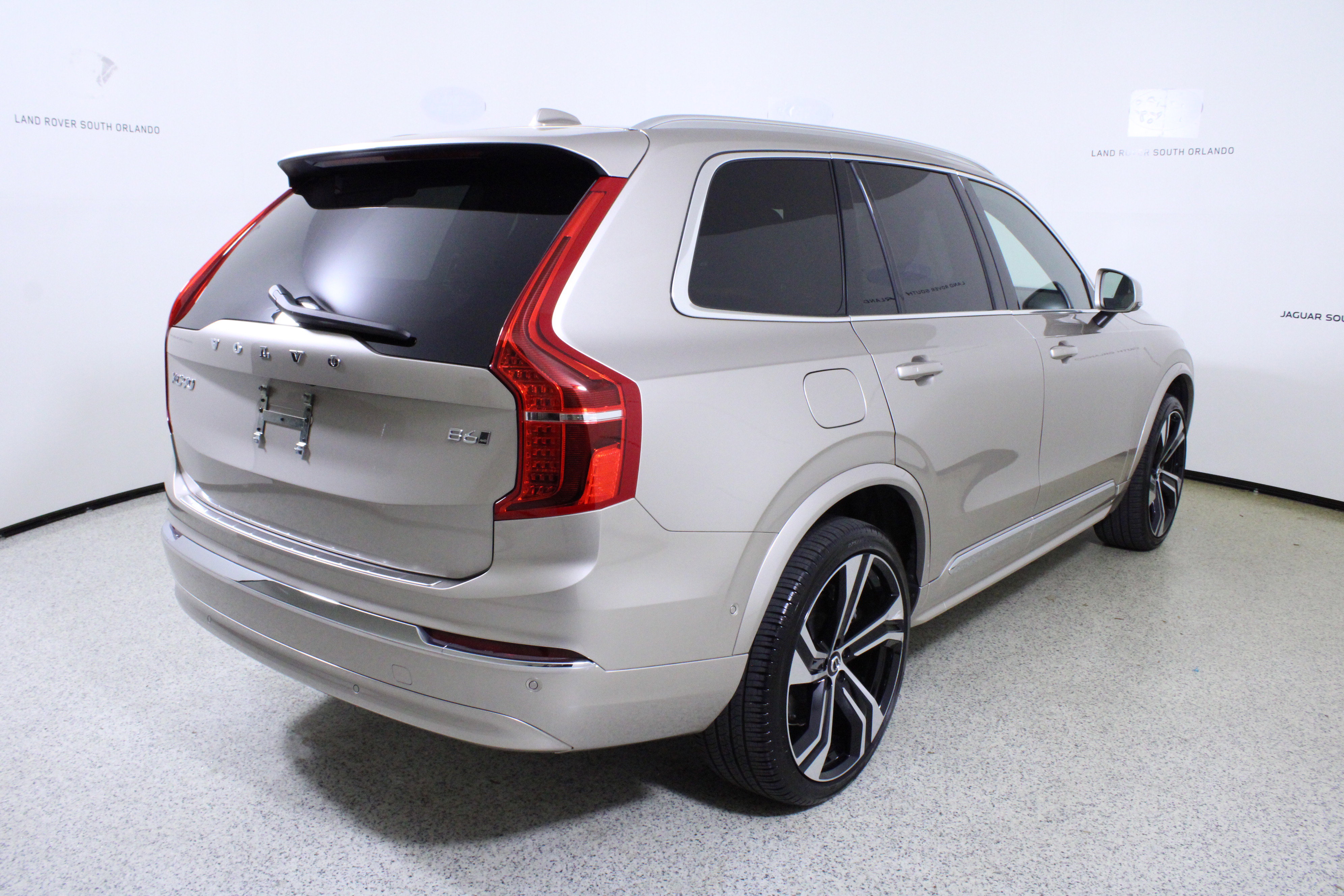 Used 2025 Volvo XC90 B6 Ultra w/ Protection Package Premier image 7