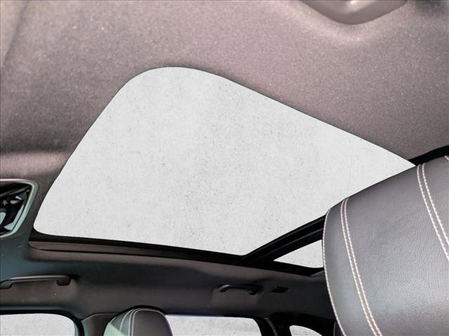 Used 2019 Land Rover Range Rover Velar R-Dynamic SE image 18