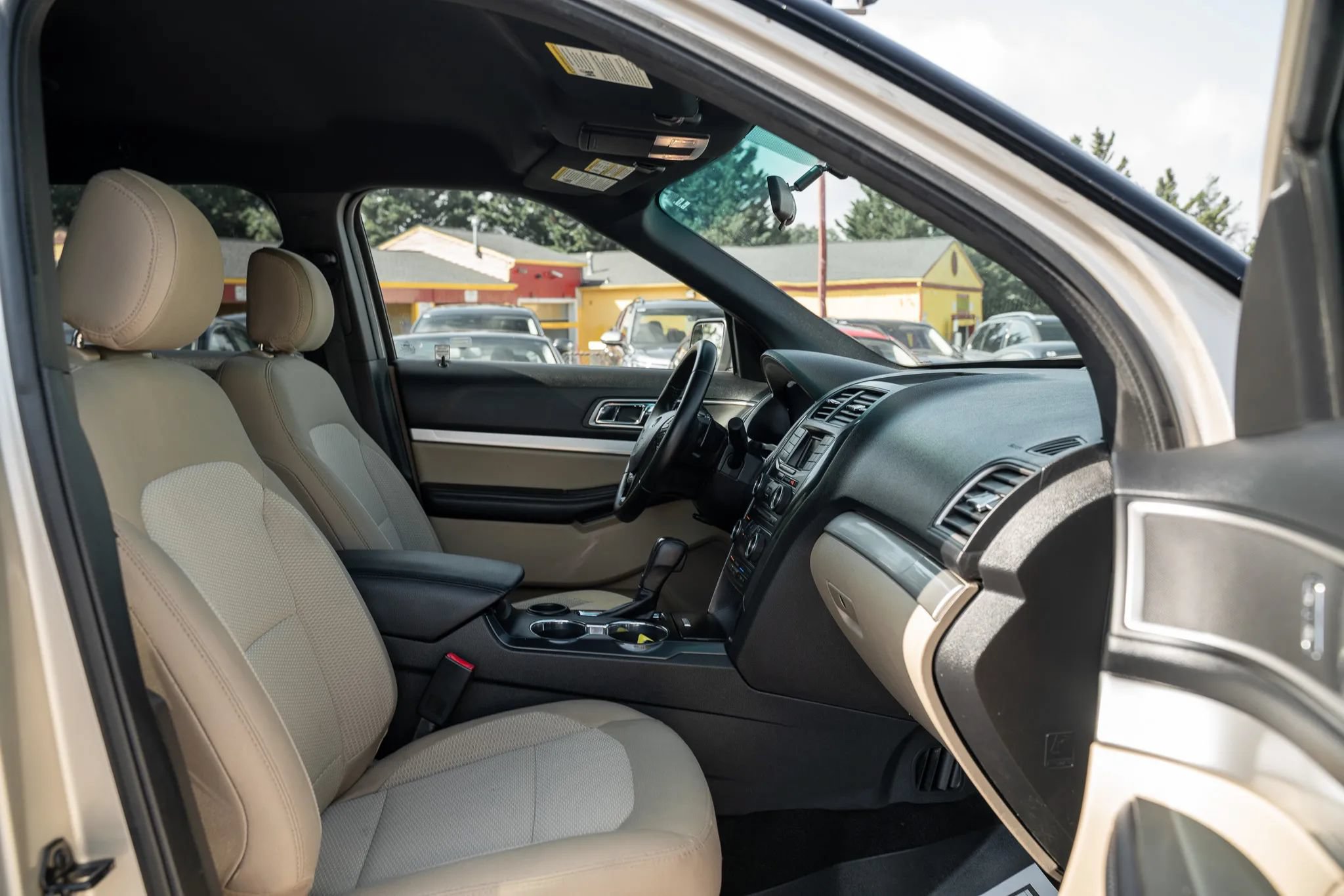 Used 2017 Ford Explorer XLT FWD image 12