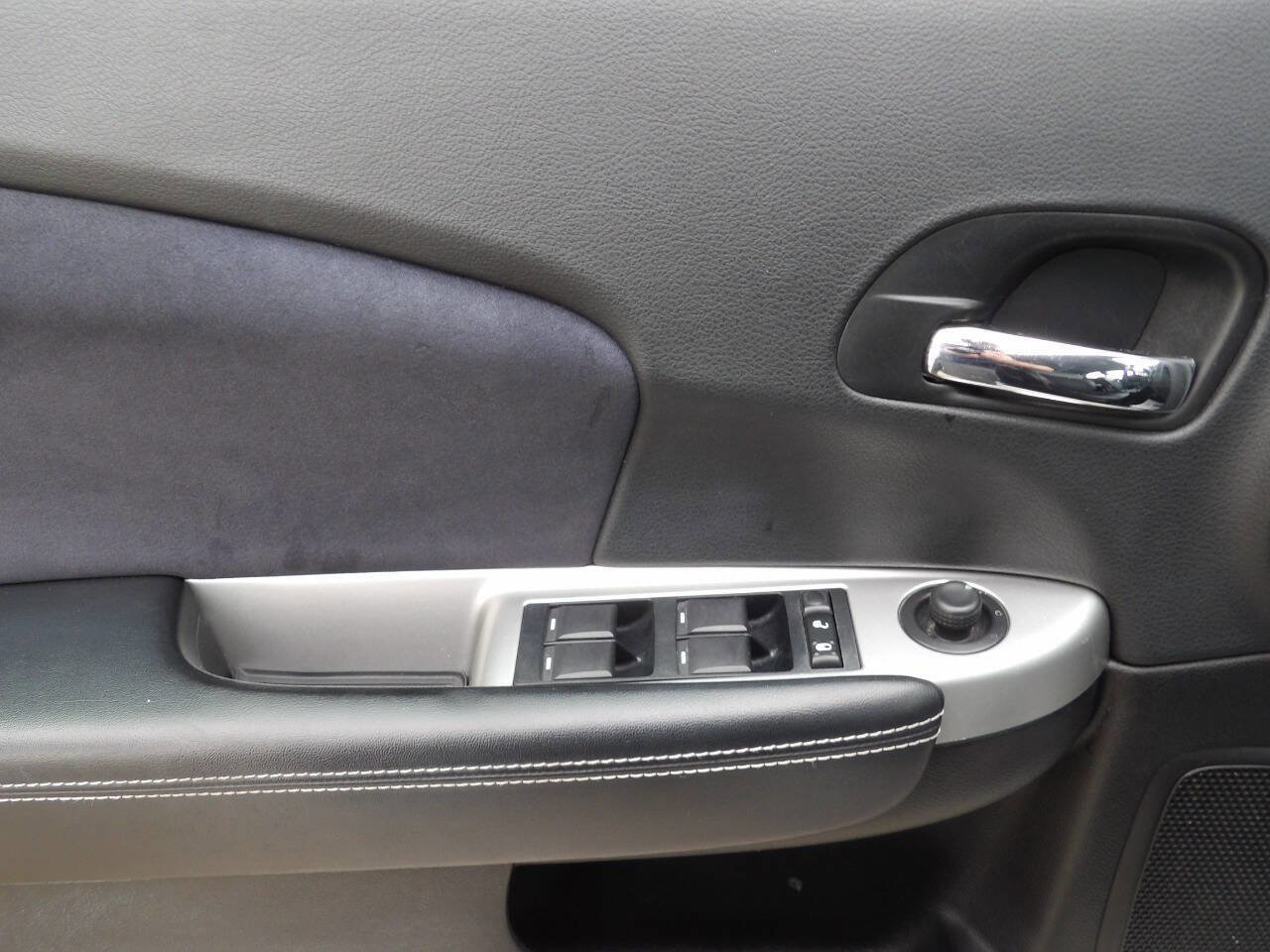 Used 2012 Chrysler 200 S image 24