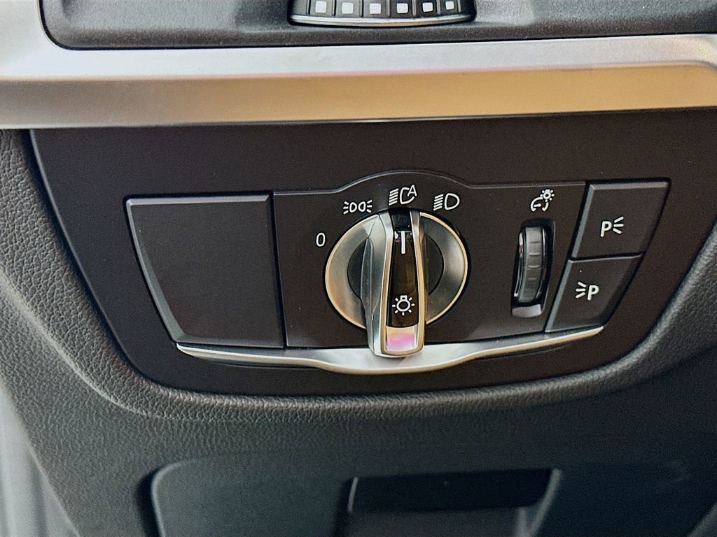 Used 2025 BMW X4 xDrive30i w/ Premium Package image 12