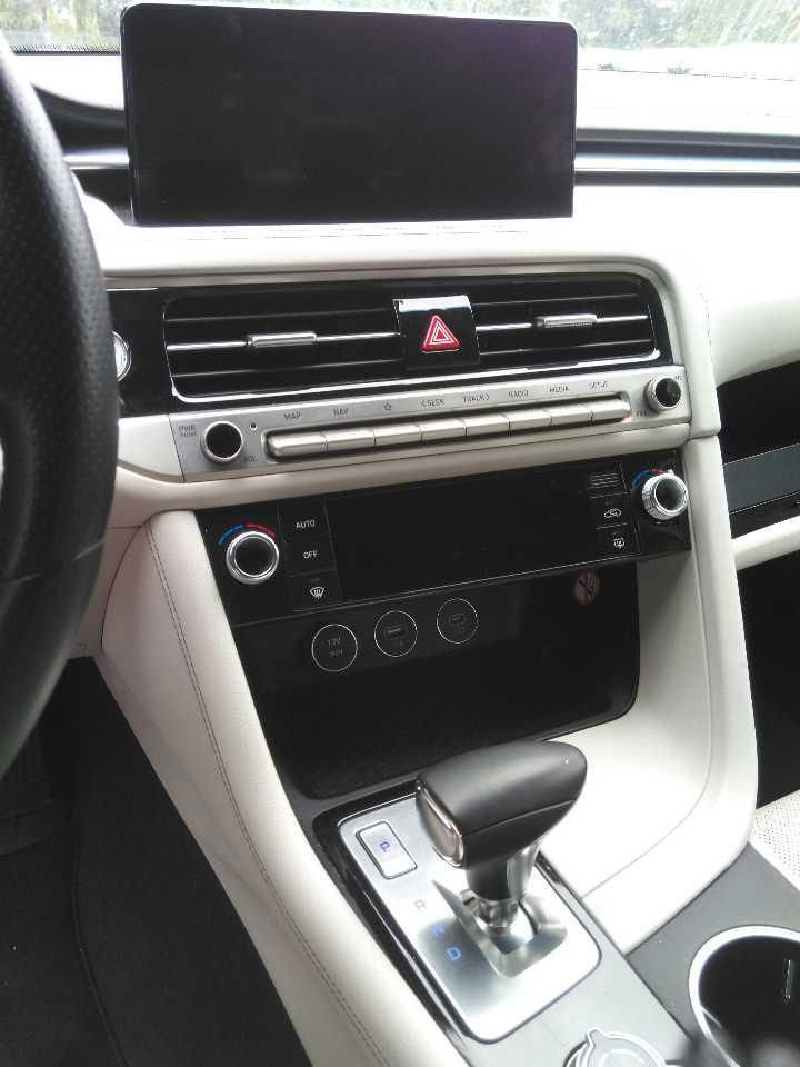 Used 2025 Genesis G70 2.5T image 8