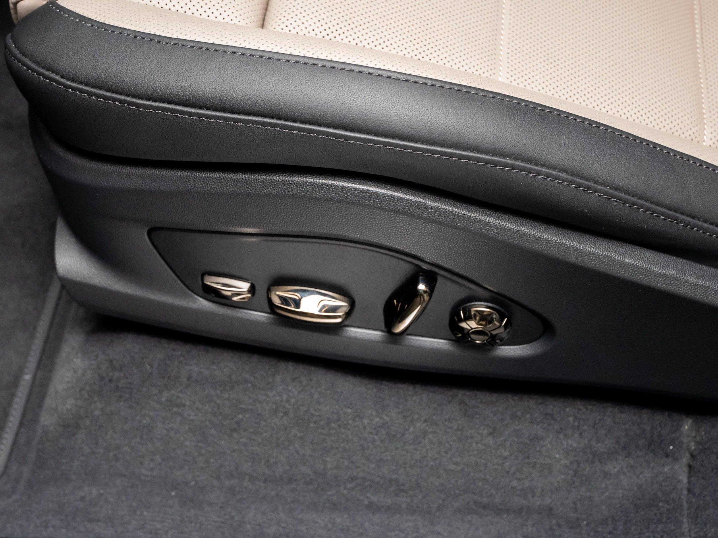 New 2026 Porsche Cayenne Electric AWD/4WD image 24