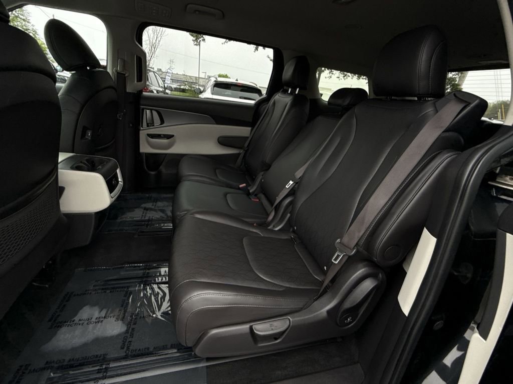 Used 2022 Kia Carnival LX image 23