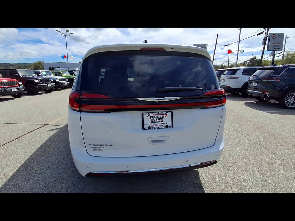 Used 2024 Chrysler Pacifica Touring-L FWD image 36