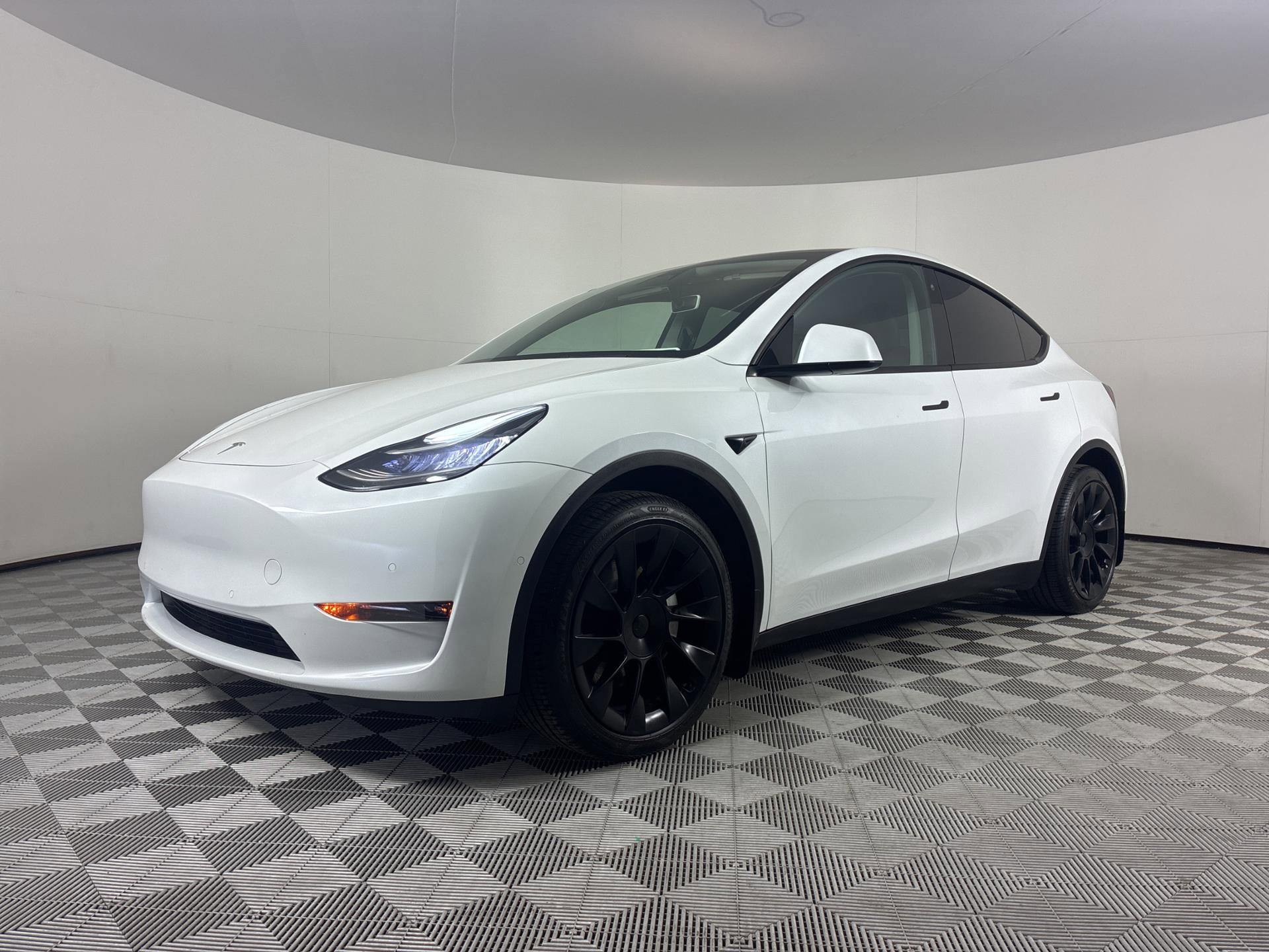 Used 2021 Tesla Model Y Long Range image 1