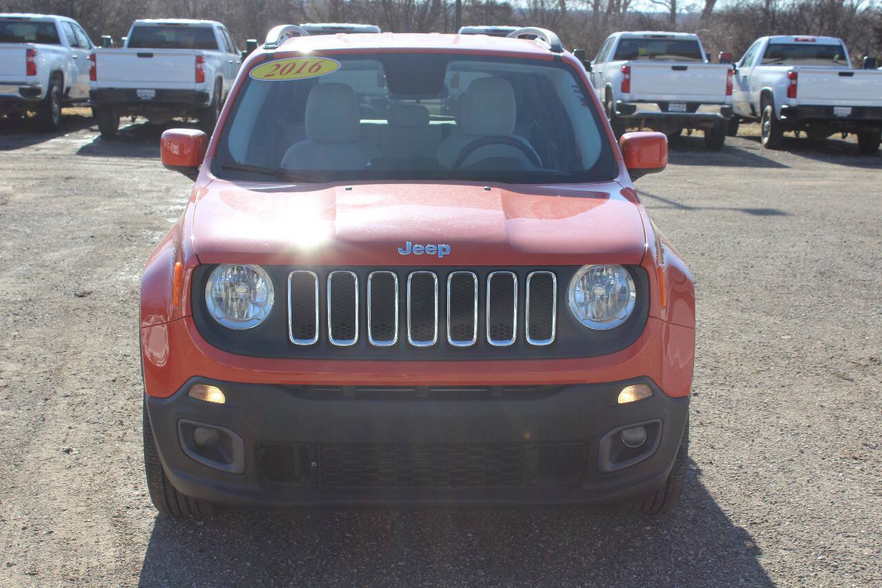 Used 2016 Jeep Renegade Latitude w/ Cold Weather Group FWD image 2