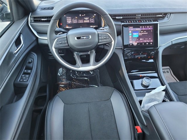 New 2025 Jeep Grand Cherokee Altitude image 9