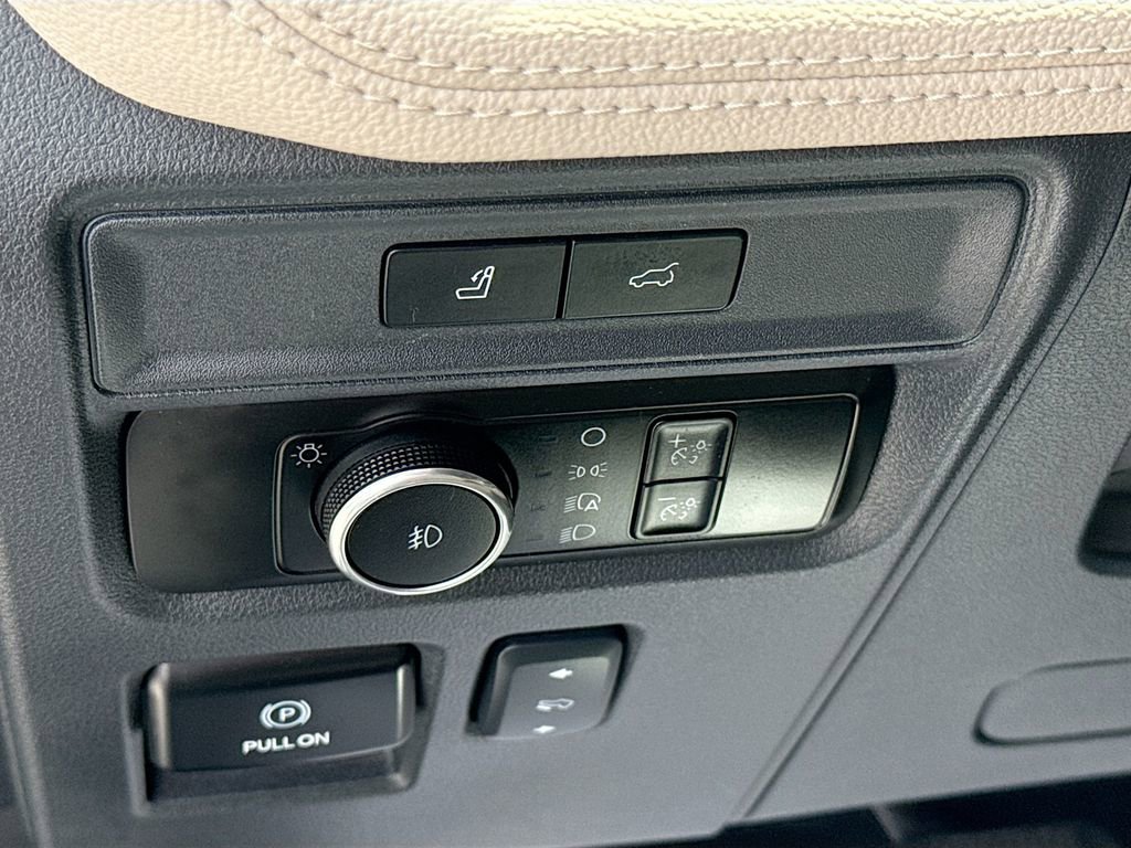 Used 2024 Ford Expedition Limited image 11