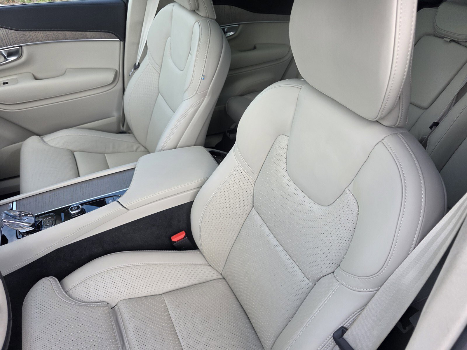 Used 2024 Volvo XC90 B6 Ultimate w/ Lounge Package image 12