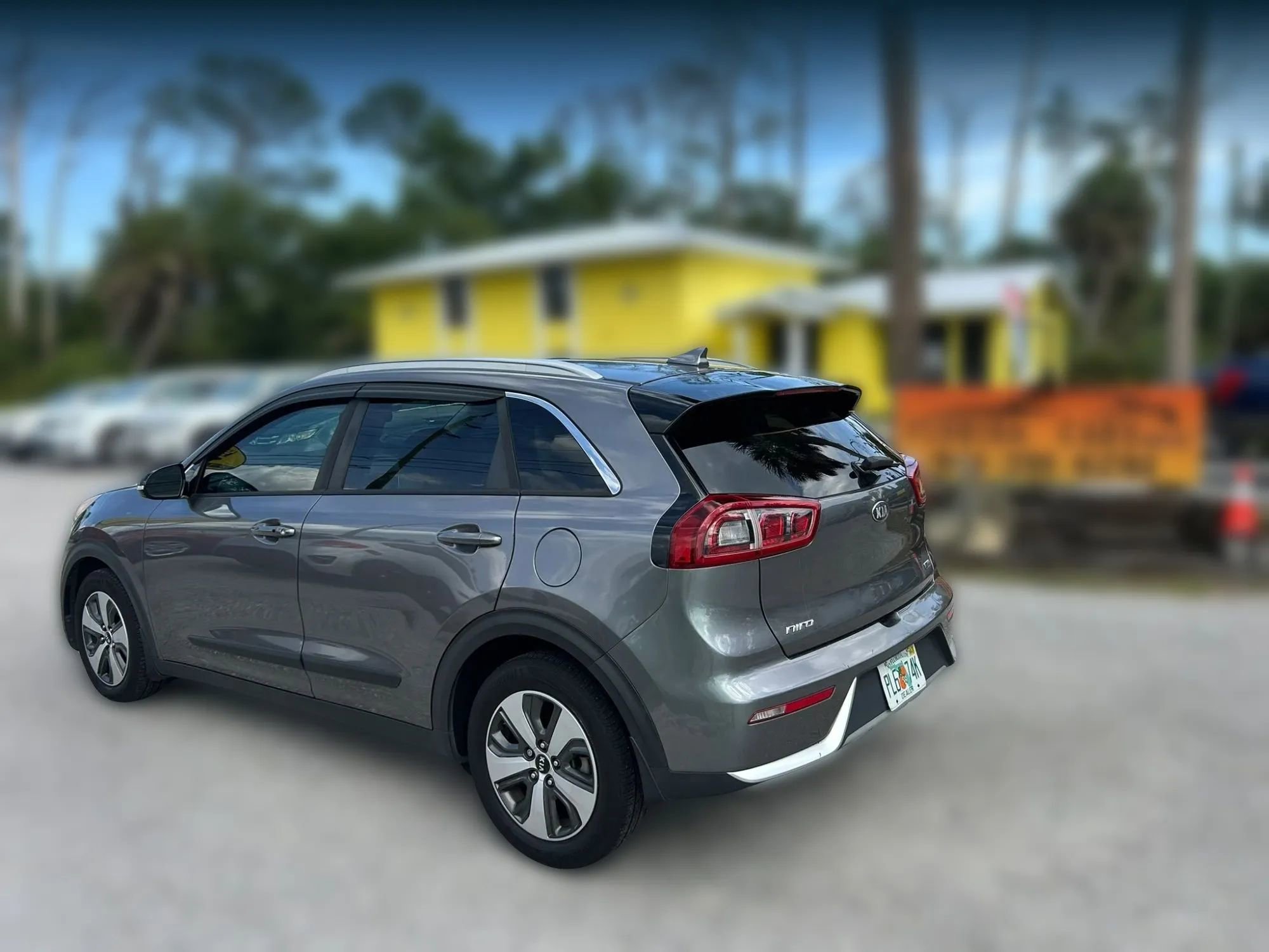 Used 2017 Kia Niro EX FWD image 3