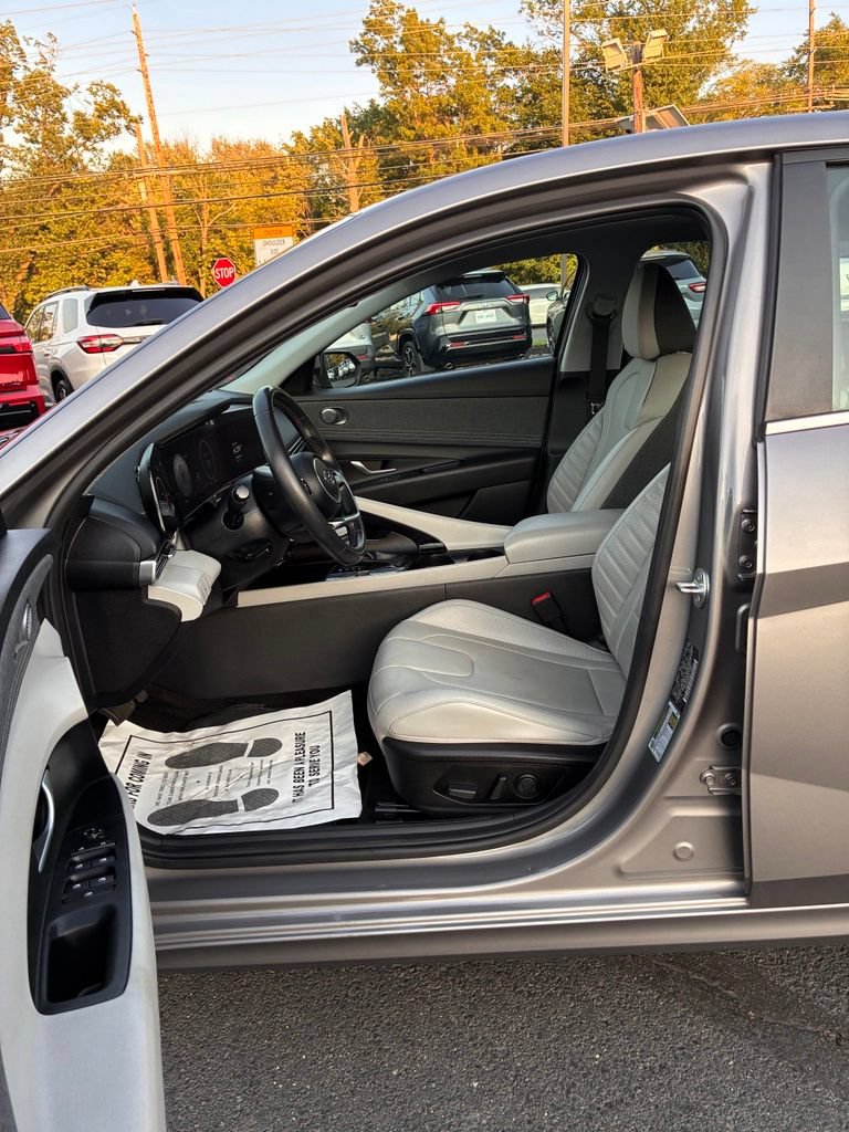 Used 2023 Hyundai Elantra Limited FWD image 21