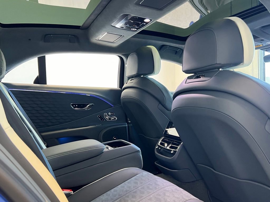Used 2025 Bentley Flying Spur Plug-In Hybrid image 24
