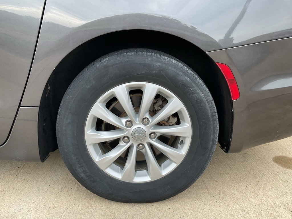 Used 2017 Chrysler Pacifica Touring-L image 6