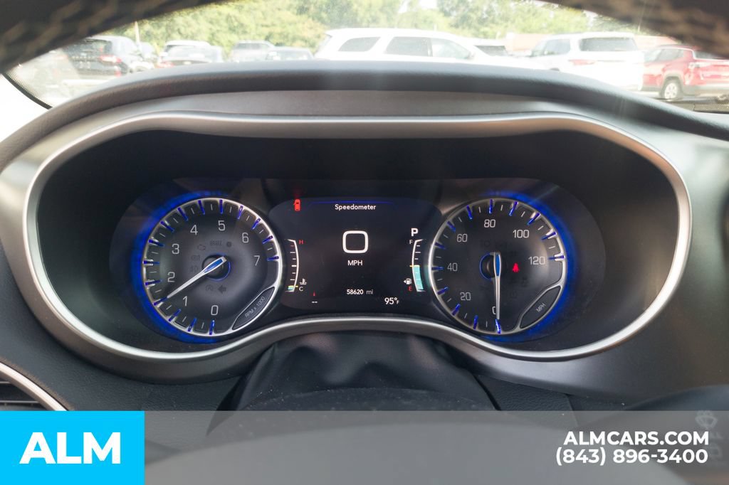 Used 2024 Chrysler Pacifica Touring-L FWD image 12