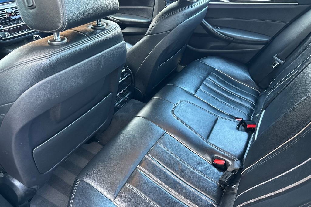 Used 2019 BMW 530e w/ M Sport Package image 12