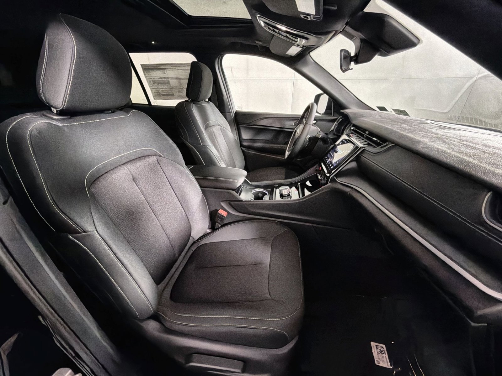 New 2025 Jeep Grand Cherokee Laredo X w/ Luxury Tech Group I image 25