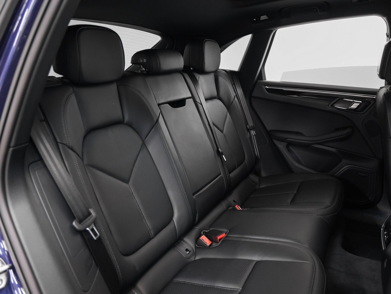Used 2025 Porsche Macan AWD/4WD image 23