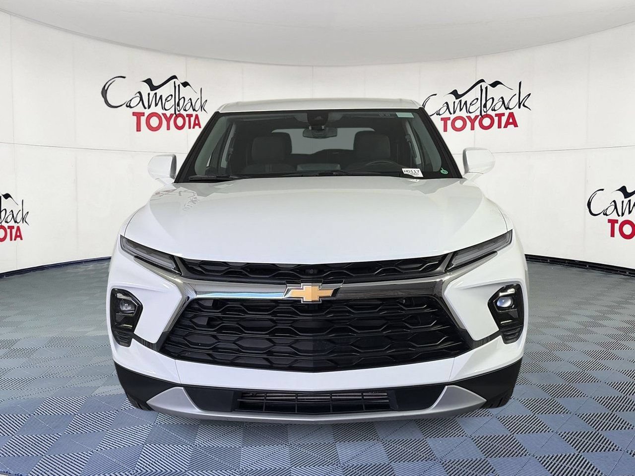 Used 2025 Chevrolet Blazer LT FWD image 2